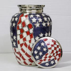 Urnes funéraires en laiton de qualité supérieure gravées à la main avec le drapeau américain pour cendres humaines, urne en laiton personnalisée, urne en laiton artisanale pour cendres d'adultes - Product Image 6