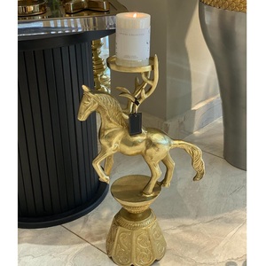 Support de bougeoir à trois bras en aluminium attrayant avec bougeoir en métal de finition or brillant pour pièce maîtresse de table - Product Image 6