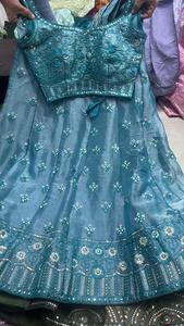 Ensemble Lehenga Choli de créateur avec broderie Jarkan lourde, jupe évasée de 3 mètres, chemisier cousu, bordure filet sur quatre côtés, longueur ras du sol, protection solaire - Product Image 3
