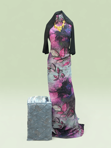 Conjunto de Vestido Swiss Dirac con Estampado Floral Negro, Morado y Gris, con Chal Negro y Garbasaar Gris Bordado - Product Image 1