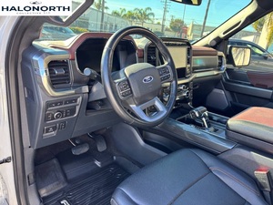 Ford F-150 Lariat SuperCrew 4WD Pickup Turbo 2022, moteur 8L, sièges en cuir, boîte automatique, options essence et électrique, jantes R20 foncées - Product Image 6