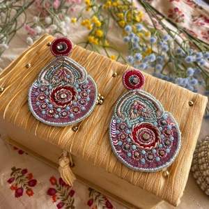 Boucles d'oreilles brodées de perles tendance, boucles d'oreilles multi-perles personnalisées, bijoux de fête pour femmes au meilleur prix, boucles d'oreilles à perles - Product Image 1