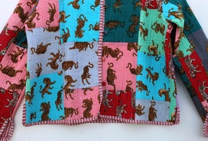 Chaqueta acolchada de algodón con estampado Kantha hecha a mano para mujer - Product Image 2