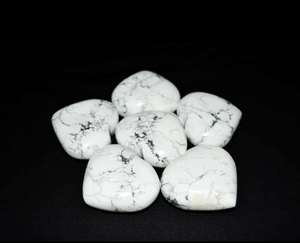 Exportateur indien de pierres de cœur Howlite sculptées pour la méditation ou le Reiki et l'équilibrage énergétique disponible au prix de gros - Product Image 4