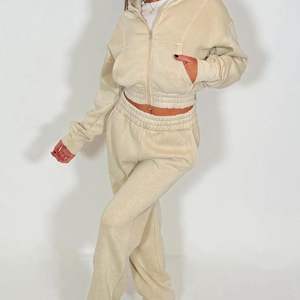 Ensemble de survêtements et de sweats à capuche personnalisés pour femmes, meilleur ensemble d'été pour femmes, tissu en molleton de coton de haute qualité et service OEM - Product Image 5