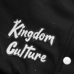 Chaqueta Universitaria Unisex sin Cuello con Bordado de Corazón y Logotipo Frontal, Color Personalizado, Estilo Casual Hip Hop, ODM - Product Image 4