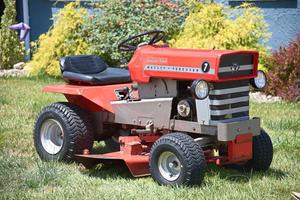 รถตัดหญ้าแบบนั่งขับ Massey Ferguson มือสอง/ใหม่ พร้อมเครื่องยนต์ที่เชื่อถือได้ ระบบตัดที่ทนทานและมีประสิทธิภาพ ใช้งานได้ยาวนาน - Product Image 4