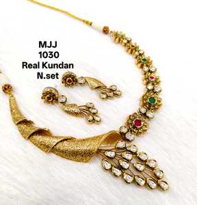 Élégant collier de mariée Kundan avec pierres Polki Forte demande pour les bijoux de mariage et de fête ethniques en vente! - Product Image 4