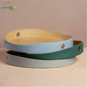 Plateau de service artisanal en bambou tressé léger, écologique, durable, laqué, personnalisable pour la restauration - Couleur contemporaine - Product Image 1