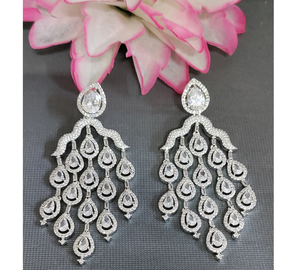 Boucles d'oreilles longues suspendues à la mode pour femmes au design classique avec artisanat complexe et appel élégant de l'Inde - Product Image 6