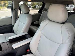 TOYOTA SIENNA 2023 D'OCCASION 4 CYLINDRES 5.5L 41 465 KM 18 PLACES DIESEL TRANSMISSION AUTOMATIQUE - Product Image 2