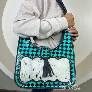 Sac à main en cuir de vachette artisanal occidental personnalisé, turquoise et noir à carreaux, sac à bandoulière pour femme, sac fourre-tout tendance avec pompon - Product Image 1