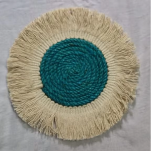 Sous-verre en macramé écologique fabriqué par un fabricant de confiance, avec un aspect artisanal et un corps rond tissé, adapté aux amoureux de l'environnement - Product Image 1