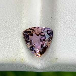 Tanzanita natural sin calentar, hermoso color rosa, zoisita, trillón de forma, 1.70CT, tanzanita rara para hacer joyas, precio bajo, a un precio muy bajo - Product Image 2