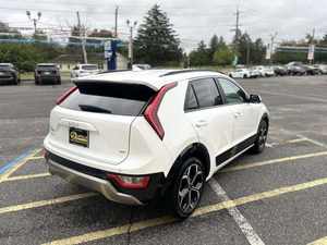 Blanc 2024 K i a N i r o EX Touring FWD utilisé avec les sièges en cuir Démarrage à distance Bluetooth Android Auto Sièges chauffants à toit ouvrant - Product Image 2