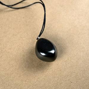 Colgante de shungita pulida con pasador - Product Image 3