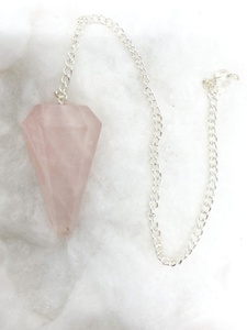 Péndulo de Cuarzo Rosa Pulido de Alta Calidad en Forma de Cono con Cadena de Plata para Feng Shui y Reiki, Meditación y Sanación, Venta al Por Mayor - Product Image 3