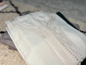 ชุดโทบแบบโมร็อกโกสำหรับผู้ชาย AL HIJRAH ABAYAS คอลเลคชั่นใหม่! ชุดละหมาดแขนยาวปักลายคุณภาพสูง ผลิตจากโพลีเอสเตอร์ ป้องกันรอยยับ - Product Image 5