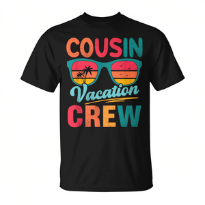 T-shirt retrò per la famiglia Cousin Crew, perfetta per le vacanze estive al mare, occhiali da sole inclusi, ideale per la promozione. - Product Image 2