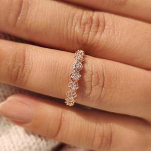 Bague de mariage ronde inspirée de la nature avec un design floral - Product Image 4