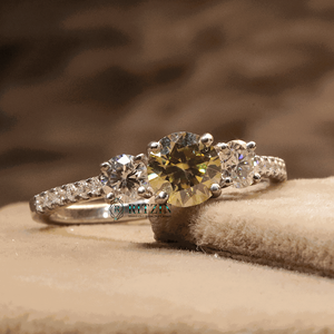 Bague de fiançailles solitaire en moissanite jaune taille ronde avec accents, monture à griffes en argent sterling pour femme - Product Image 5