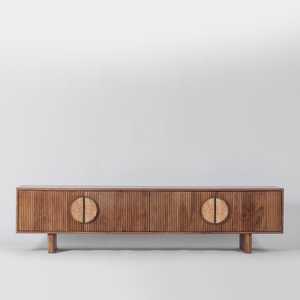 Console multimédia moderne en bois massif d'acacia côtelé Meuble TV élégant avec façades de porte texturées pour le salon Meubles de maison - Product Image 1