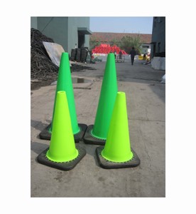 Venta superior Cono de carretera de PC naranja reflectante prismático de alta intensidad de 500mm con seguridad de tráfico de base negra - Product Image 1