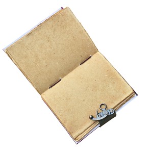 Journal relié en carton rigide imprimé rose avec fermeture métallique et pages non lignées rouillées 7 pouces X 5 pouces 100 pages - Product Image 4