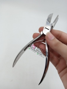 Al por mayor: Mejores cortaúñas curvos de acero inoxidable plateado para cutículas, con logotipo personalizado, colores de embalaje y instrumentos de belleza. - Product Image 4