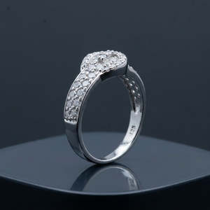Bague élégante à bande ronde en CZ graduée, finition or blanc poli, design sculptural en forme de diamant, conception de bague haut de gamme - Product Image 1
