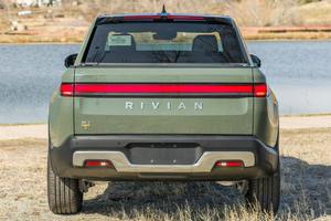 LUXURY RIDE 2022 Edición R1T, Cuatro Motores, Tracción en las Cuatro Ruedas, Batería Grande de Color Verde - Product Image 2