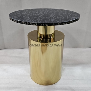 Elegante conjunto de dos mesas de media luna con una hermosa parte superior de madera y una base de metal negro duradera, ideal para una decoración versátil del hogar - Product Image 3