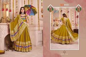 Collection de robes de bal multicolores de créateur pour Navratri Chaniya Choli en dentelle brodée avec ceinture Longueur au sol Robes imprimées Garba - Product Image 4