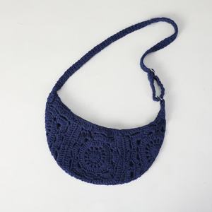 Sac bandoulière en crochet fait main personnalisable bleu marine en forme de croissant pour femme, idéal pour un usage quotidien - Vente chaude en gros - Product Image 1