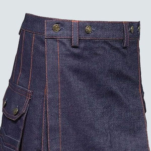 Kilt en jean pour homme avec surpiqûres contrastées orange, kilt utilitaire moderne, poches cargo durables, OEM ODM - Product Image 3