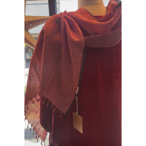 Bufanda de Lino Tejida a Mano DVE con Cuadros Carmesí para Vestidos de Fiesta - Product Image 2