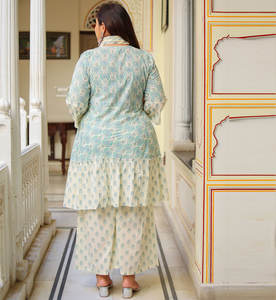 Conjunto de Kurti de Algodón con Estampado Floral Gris para Mujer con Cuello Redondo y Mangas Campana, Estilo Sharara y Dupatta Coordinada - Product Image 1