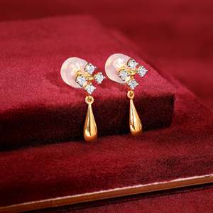 Boucles d'oreilles dorées avec diamants éblouissants - Product Image 5