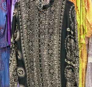 Chemise noire à manches courtes en rayonne, style vintage patchwork, lavable, respirante, taille naturelle, style hippie, motif floral numérique - Product Image 1