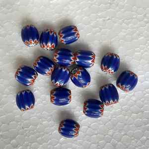 Cuentas de vidrio de Chevron rayadas hechas a medida con rayas azules, blancas y rojas en tamaños mini ideales para diseñadores de joyas - Product Image 4