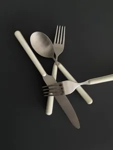 Ensemble de couverts à manche en résine bleu marine avec tête finie en argent Couverts élégants en acier inoxydable pour les repas et les événements spéciaux - Product Image 2