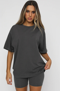 Conjunto de camiseta y pantalones cortos de mujer con estampado de vinilo de dos piezas a la moda personalizado duradero, conjunto doble de verano liso transpirable - Product Image 5