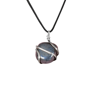 Pendentif en hématite roulée fabriqué à la main Style Feng Shui cristal enveloppé de fil poli pierre semi-précieuse pour la protection de la guérison - Product Image 1