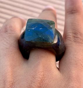 Bague en cristal de labradorite naturelle sculptée à la main de conception unique Bague à facettes en pierres précieuses de forme carrée à facettes de feu bleu - Product Image 4