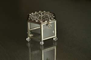 Magnifique boîte à bijoux de forme hexagonale avec cadre en métal fini argent parfait pour stocker des bagues, des colliers et des accessoires fins - Product Image 4