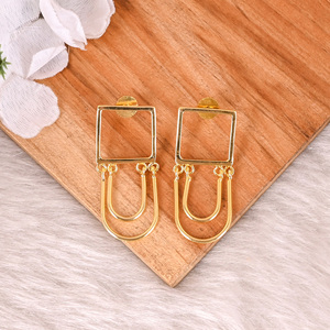 Boucles d'oreilles simples en laiton faites à la main, plaquées or jaune, boucles d'oreilles à clous, bijoux, cadeaux, fabricant en gros personnalisé - Product Image 1