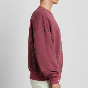 Sweat-shirt à col rond vintage rouge avec logo personnalisé, style streetwear, peinture éclaboussée, sans capuche - Product Image 4