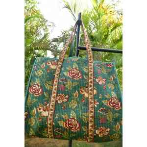 Bolso tote bohamin sostenible de algodón de fibra larga de primera calidad, color verde botella, con estampado floral hecho a mano, tamaño mediano, con asa superior, reciclable. - Product Image 4