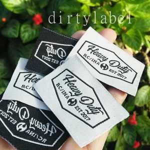 Etiqueta tejida de ropa de marca personalizada 100%, alta calidad, 2x5cm, etiqueta cuadrada de tela para ropa, pliegue final/Logotipo de pliegue central caliente - Product Image 1