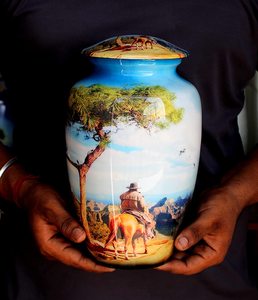 ประติมากรรมไม้ทำสีด้วยมือโกศโลหะสำหรับผู้ใหญ่โกศใส่ขี้เถ้าสำหรับงานศพผู้ผลิตอินเดีย - Product Image 3